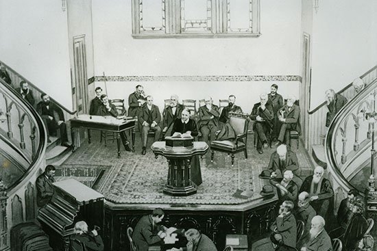 A photo of Ellen White speaking at a podium at the 1901 General Conference session.