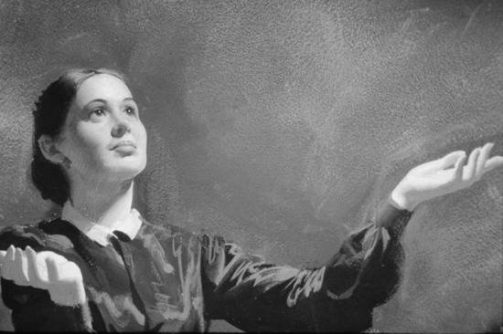 A drawing of Ellen White smiling and raising her arms as she experiences a vision.