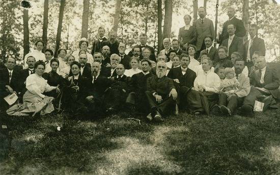 A photo of Ellen White and the other attendees of the 1909 General Conference Session. 