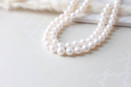 A white pearl strand necklace.