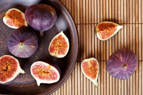 A plate of ripe figs